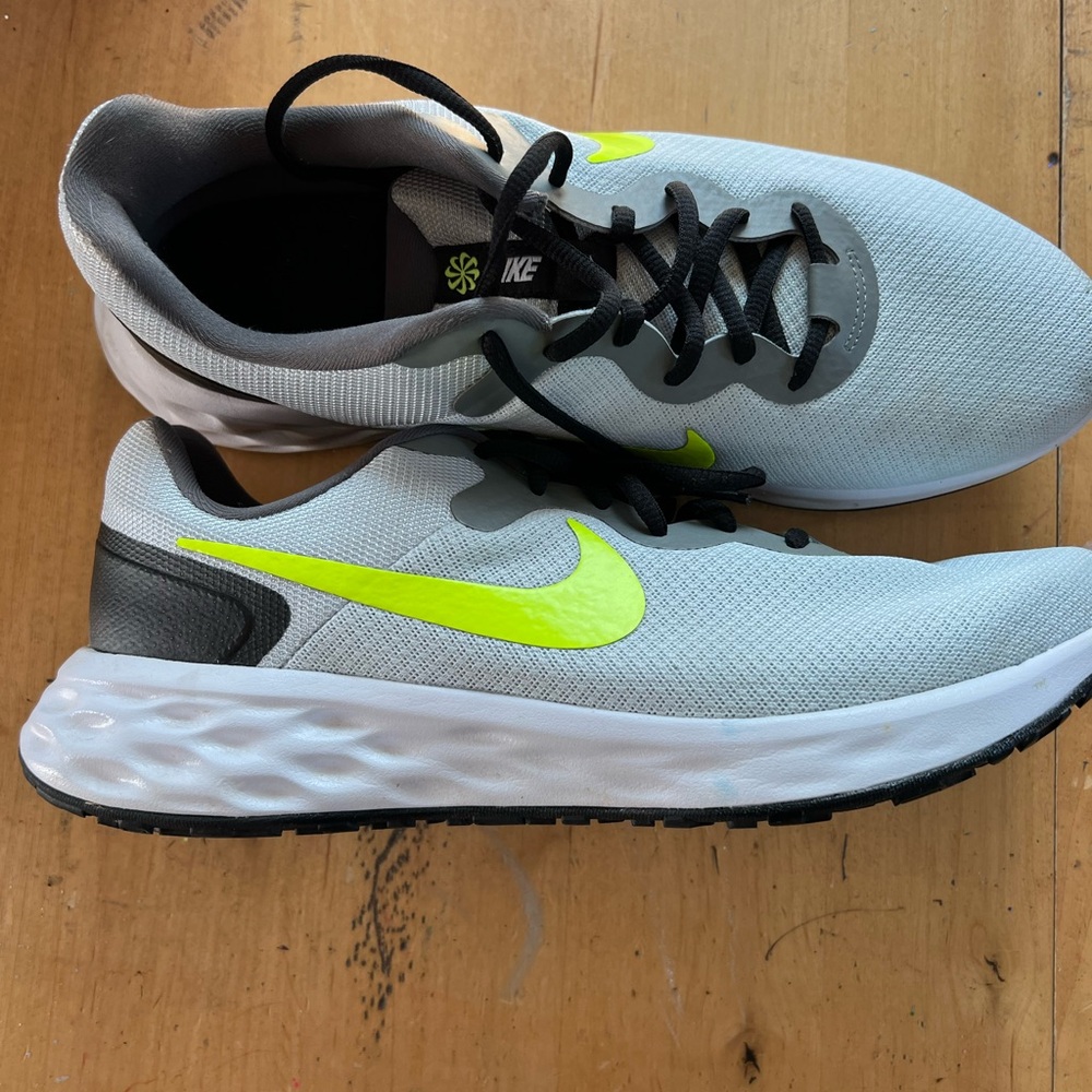 Nike Revolution 5 men’s U.S size 11 like new